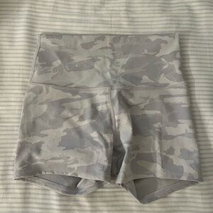 Lululemon Wunder Under Ribbed Luxtreme High Rise White Camo Biker Shorts